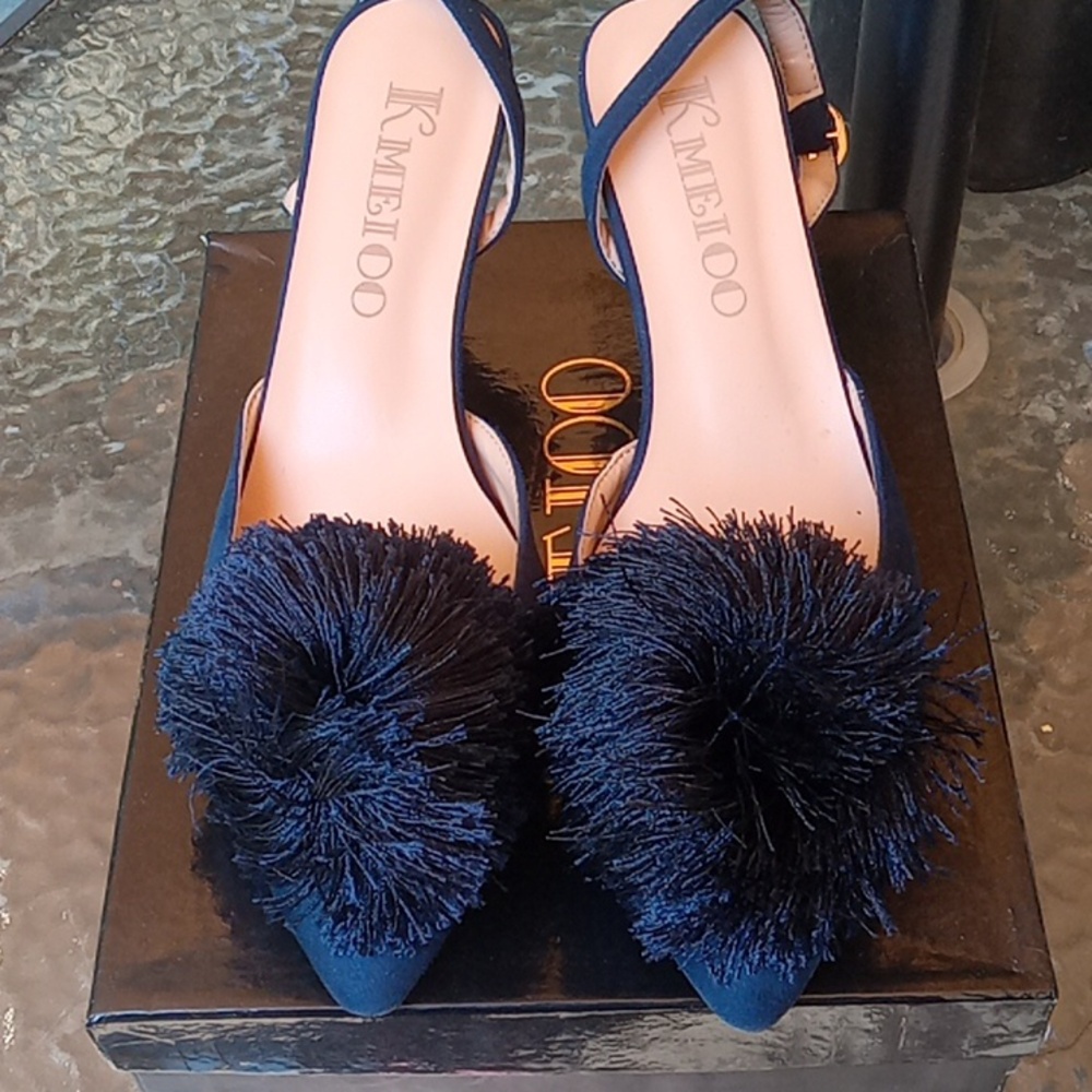 Woman's shoe. 💥 "PRICE FIRM ON THESE BABIES"